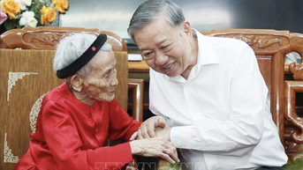 Tổng Bí thư Tô Lâm thăm Mẹ Việt Nam Anh hùng ở Nghệ An