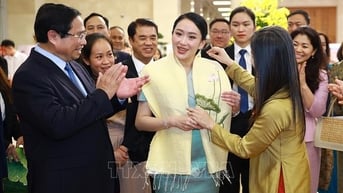 Thủ tướng Phạm Minh Chính và Thủ tướng Thái Lan thưởng lãm các sản phẩm thủ công Việt Nam