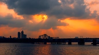 Cầu Long Biên đẹp rực rỡ dưới ánh hoàng hôn đầu hè