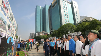 Triển lãm trưng bày 100 hình ảnh về cuộc đời và sự nghiệp của Chủ tịch Hồ Chí Minh