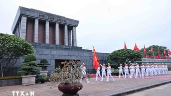 Lễ chào cờ đặc biệt tại Quảng trường Ba Đình nhân kỷ niệm 135 năm ngày sinh của Chủ tịch Hồ Chí Minh