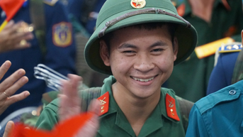 Người dân Biên Hòa tiễn các khối diễu binh lên tàu