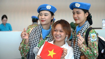 Người dân nghẹn ngào chia tay các chiến sĩ diễu binh rời TPHCM