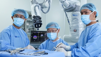 Robot AI và những ca mổ cột sống cam go cứu người bệnh thoát liệt