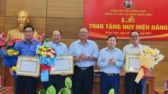 Ban Thường vụ Đảng ủy các cơ quan Đảng tỉnh trao tặng Huy hiệu 30 - 40 năm tuổi Đảng cho đảng viên