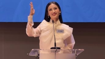 Ý Nhi "bắn" tiếng Anh trôi chảy, trình bày tự tin trong phần thi Hùng biện
