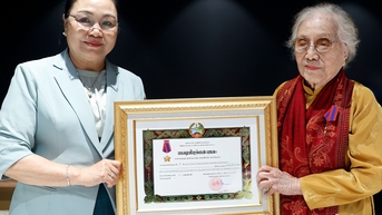 អតីតអនុប្រធានាធិបតី ង្វៀន ធីប៊ិញ ទទួលបានមេដាយកិត្តិយសពីប្រទេសឡាវ