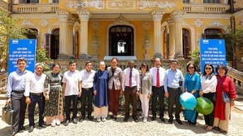Giám đốc Trung tâm Di sản Thế giới khảo sát tại di sản Huế