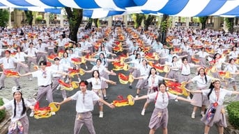 Học sinh Trường THPT chuyên Lê Hồng Phong ‘bắt lấy’ ước mơ trong ngày ra trường