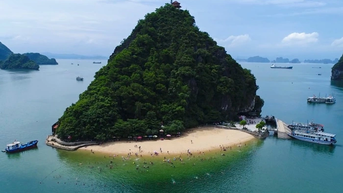 Ngắm nhìn vịnh Hạ Long từ cầu tàu đảo Ti Tốp