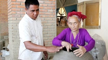 Người góp phần giữ lửa gốm Chăm Bàu Trúc