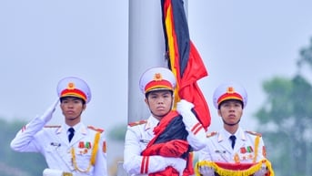 Lễ thượng cờ rủ Quốc tang nguyên Chủ tịch nước Trần Đức Lương dưới mưa