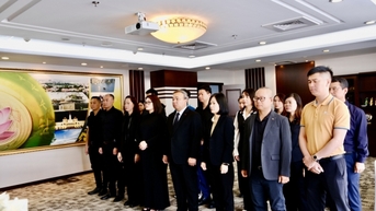 상하이 주재 베트남 총영사관은 쩐득르엉 전 대통령을 추모하는 추모식을 거행했습니다.