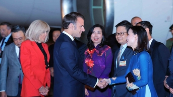 ប្រធានាធិបតី​បារាំង និង​ជំទាវ​ទីមួយ​ចាប់ផ្តើម​ទស្សនកិច្ច​ផ្លូវរដ្ឋ​នៅ​វៀតណាម