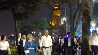 [사진] 헝가리 대통령 부부가 호안끼엠 호수를 산책하며 풍경을 감상하고 있다.