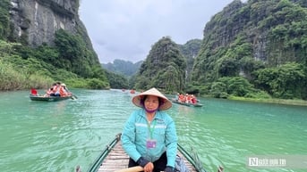 Những “cơ trưởng mặt nước” chở di sản bằng tình yêu quê hương