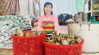 Cô gái Mường đưa bánh gai thành thứ quà hút khách tại Suối Cá Thần