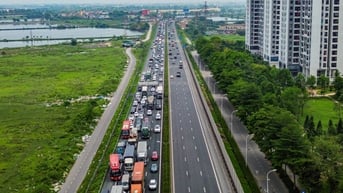 Dòng xe gần 7km ùn ùn vào Hà Nội dù chưa hết nghỉ lễ, đi từ giữa trưa cũng không thoát tắc đường