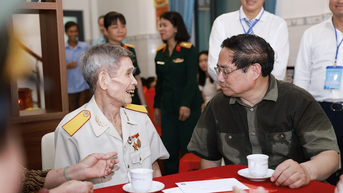 Thủ tướng Phạm Minh Chính viếng Nghĩa trang Hàng Dương, thăm cựu tù Côn Đảo