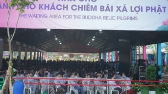 Đông đảo người dân cung kính chiêm bái xá-lợi Đức Phật lần đầu đến Việt Nam