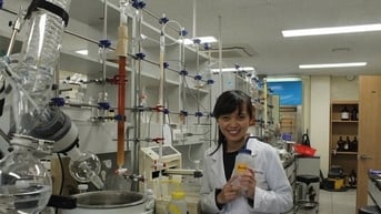 Từ cô gái nghèo đến giáo sư truyền cảm hứng