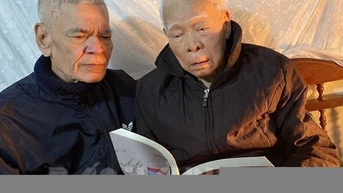 아버지와 아들의 대결, 미국에 맞서다