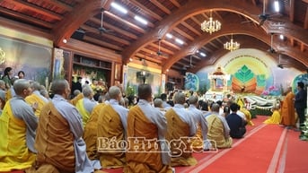 Cung tiễn Xá lợi Đức Phật từ chùa Chuông về chùa Quán Thế Âm, thành phố Đà Nẵng