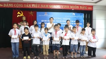Trao học bổng tặng trẻ em vượt khó, chăm ngoan, học giỏi