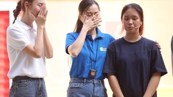 Lâm Vỹ Dạ bật khóc nức nở trong lần đầu dẫn dắt chương trình Mái ấm gia đình Việt
