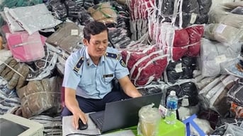 Tạm giữ gần 1.000 sản phẩm quần áo không rõ nguồn gốc