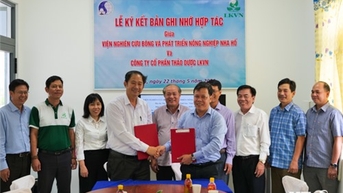 Viện Nghiên cứu Bông và Phát triển Nông nghiệp Nha Hố và Công ty Cổ phần Thảo dược Liên Kết Việt Nam ký kết hợp tác nghiên cứu khoa học