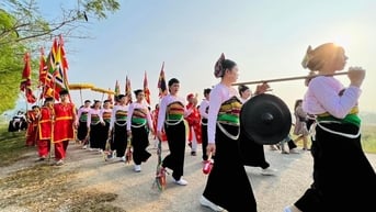 Bảo tồn di sản văn hoá vùng cao, phát triển du lịch