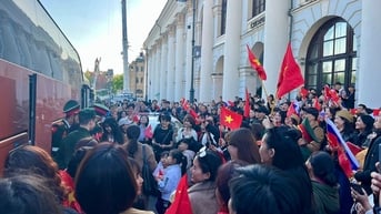Kiều bào tại Nga nồng nhiệt đón đoàn Quân đội Việt Nam ở Quảng trường Đỏ