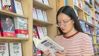 Độc giả trẻ tìm đọc sách văn học, lịch sử