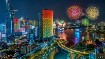 Xem lại màn bắn pháo hoa đêm 30/4 kỷ niệm 50 năm thống nhất đất nước trên bầu trời TPHCM