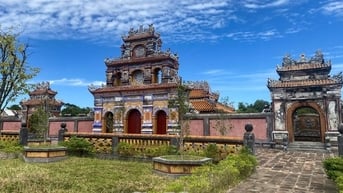 Ba ông vua nào của nhà Nguyễn có lăng mộ quàn một nơi rộng 6ha ở Huế?
