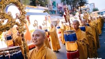 41 nghệ sĩ và hàng ngàn tăng ni Phật tử dự lễ rước Phật, tắm Phật mùa Phật đản