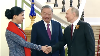 ប្រធានាធិបតី វ្ល៉ាឌីមៀ ពូទីន ចាប់ដៃជាមួយអគ្គលេខាធិកា To Lam និងភរិយា ង៉ោ ភួងលី