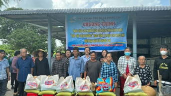 Hội Liên hiệp Phụ nữ xã Phước Chỉ: Tặng quà cho người dân có hoàn cảnh khó khăn