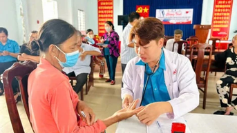 Gò Dầu: Khám bệnh, cấp thuốc cho người dân xã Bàu Đồn