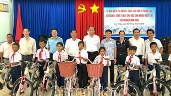 Các đơn vị giúp đỡ xã Sơn Hiệp trao 30 xe đạp cho học sinh nghèo vượt khó