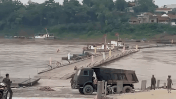 Nước lũ trên sông Hồng lên nhanh, cầu phao Phong Châu dừng hoạt động