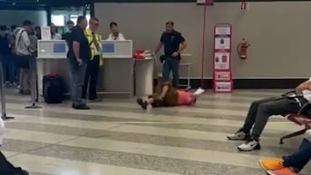 Nữ du khách lăn ra sàn "ăn vạ" vì hành lý quá cân và cái kết