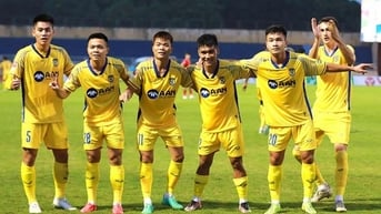 Nhà tài trợ rút lui, SLNA chia tay hai chuyên gia