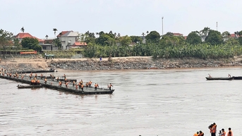 Cầu phao Phong Châu tạm dừng hoạt động vì nước chảy xiết