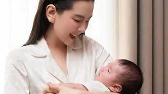 MC Mai Ngọc hạnh phúc viên mãn, ca sĩ Phương Linh sexy với bikini
