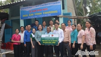 Trao "Mái ấm tình thương" cho bà Nguyễn Thị Đỉnh