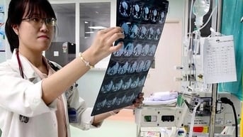 Nữ bác sĩ trẻ thích chinh phục khó khăn