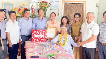 Chúc thọ, tặng quà 943 cụ tròn 90 tuổi
