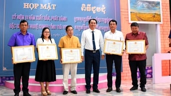 Tặng bằng khen cho 05 cá nhân “Đã có nhiều đóng góp vào sự phát triển của đặc san Văn nghệ Trà Vinh chữ Khmer”